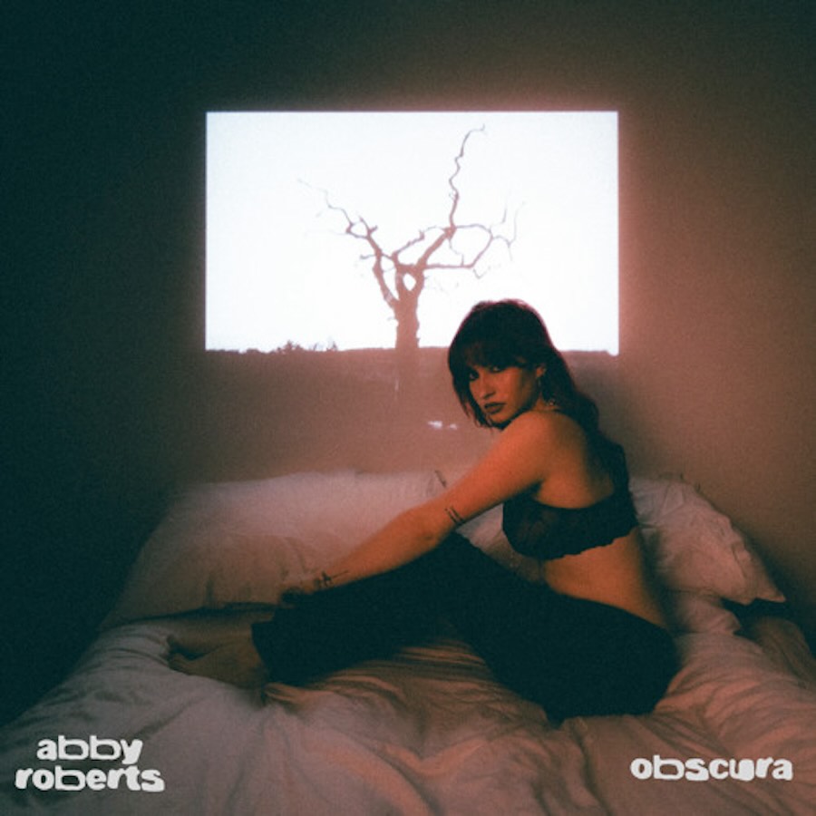 Portada de Obscura, el nuevo EP de Abby Roberts.
Publicado el 24 de mayo de 2024 - Melomanic Records.